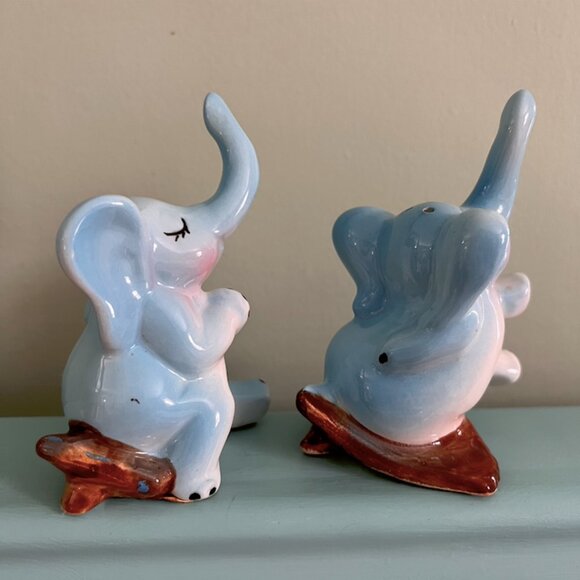 Vintage Blue Elephants Salt & Pepper - Picture 3 of 10
